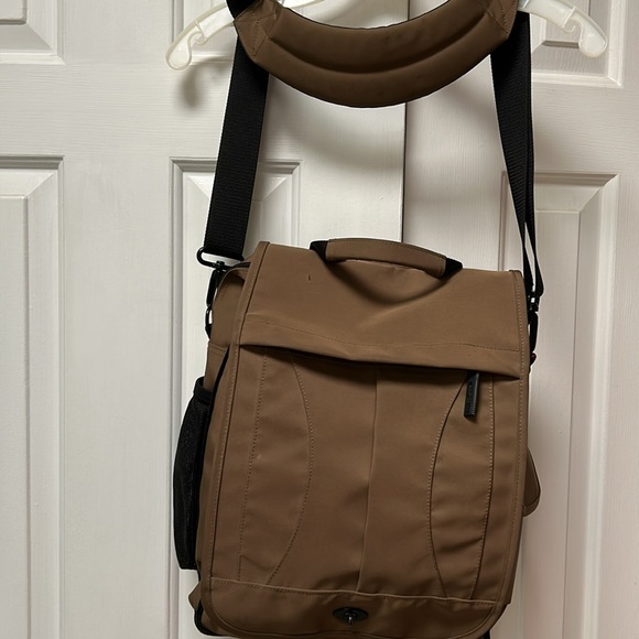 LLBEAN Traveler bag, converts to shoulder or backpack. #0MS45. Versatile, Unisex - Picture 3 of 14